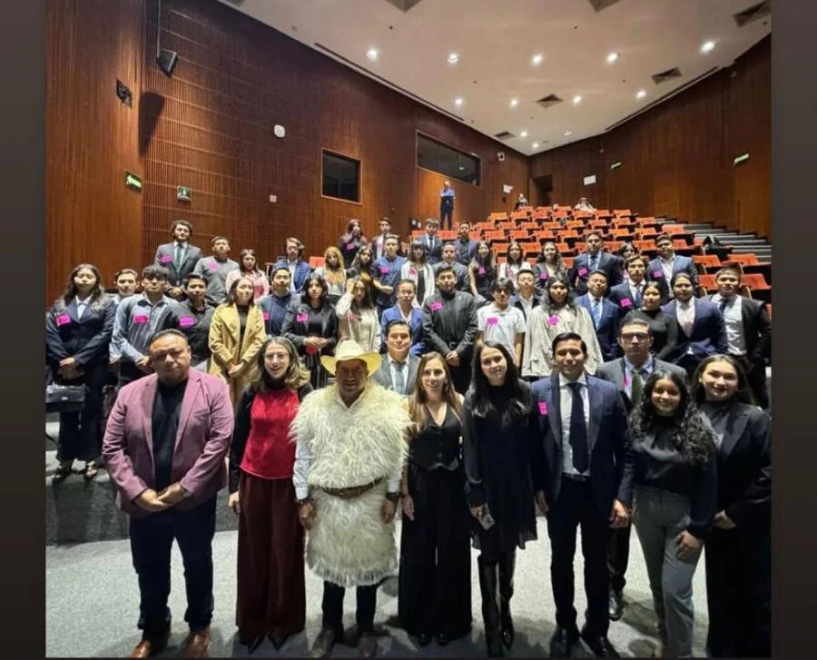 Ponencia ante la comunidad Invictus en un auditorio